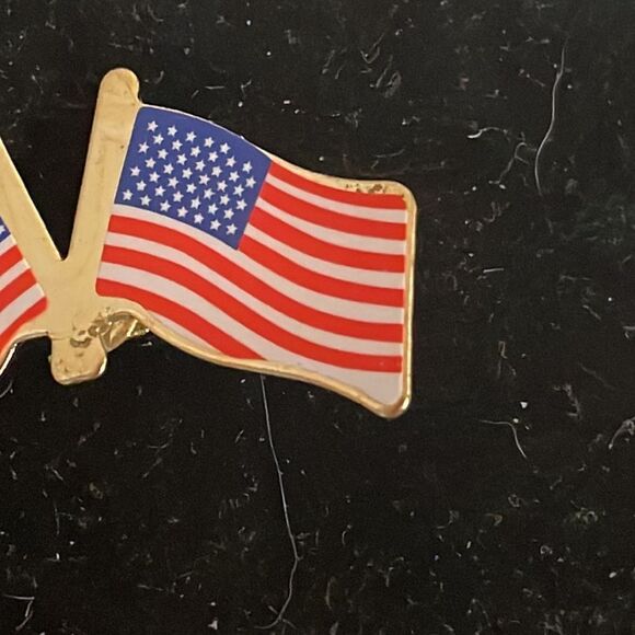 Vintage 1.5” gold tone double U.S. flag hat lapel pin tie tack - Picture 7 of 10